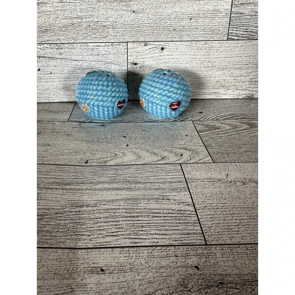 NWOT Yarn Shaped Ceramic Glazed Salt and Pepper Shaker Set